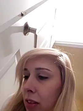 Snapshot of AmethystFoxx chatting on December 21, 2025, 10:50 pm AmethystFoxx online show from December 21, 2025, 10:50 pm