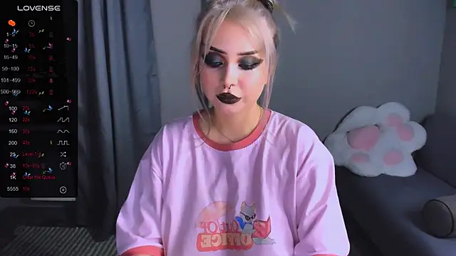 MonaLauu online show from November 29, 2025, 8:23 pm