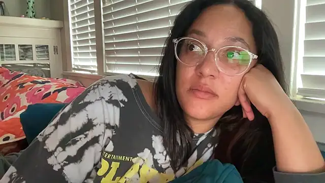 dreamyriri online show from May 25, 2026, 1:44 am