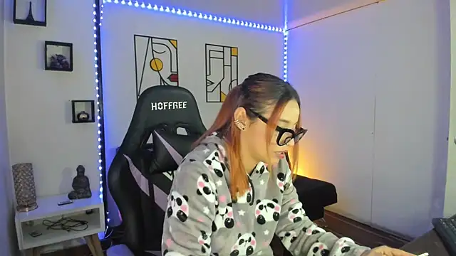 Snapshot of kay_marie chatting on December 19, 2024, 6:45 pm kay marie online show from December 19, 2024, 6:45 pm