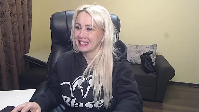 KandyHellenx online show from January 15, 2026, 5:12 am