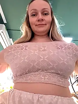 Snapshot of Bondgirl_013 chatting on April 23, 2026, 4:31 pm Bondgirl 013 online show from April 23, 2026, 4:31 pm
