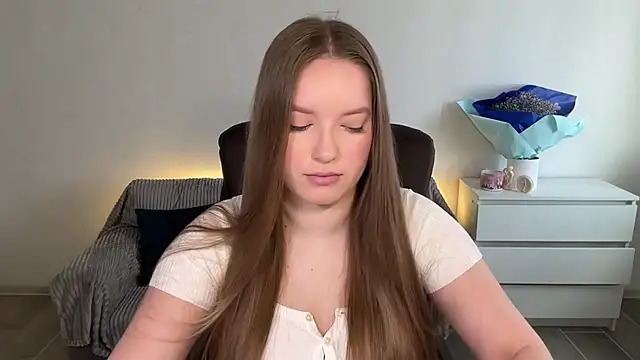 EvaMaddison online show from April 3, 2026, 7:28 am