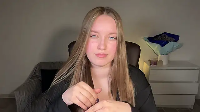 EvaMaddison online show from April 18, 2026, 7:58 pm