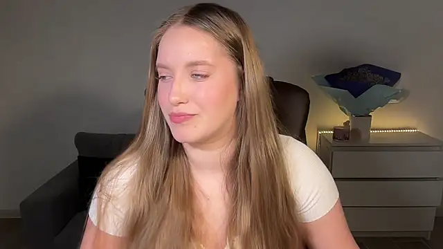 EvaMaddison online show from June 4, 2026, 7:42 pm