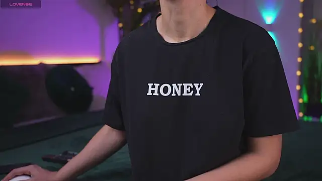 Snapshot of Lorettelorena chatting on November 10, 2025, 7:57 pm Lorettelorena online show from November 10, 2025, 7:57 pm