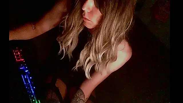 crystalxh online show from October 7, 2025, 5:43 pm