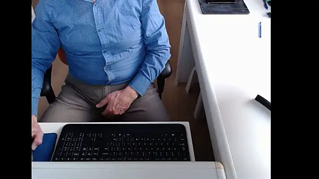 dutchpornking online show from November 25, 2025, 8:03 am