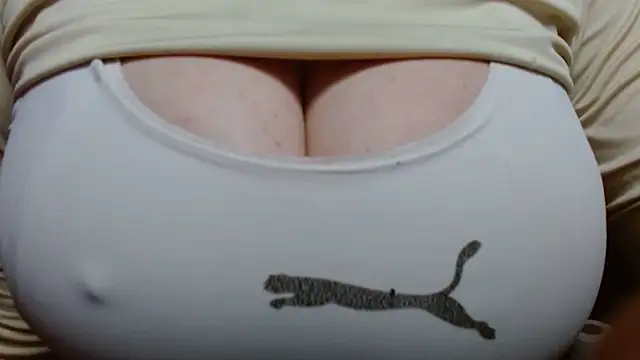 Snapshot of AnnyelinnaLove chatting on December 29, 2024, 1:24 am AnnyelinnaLove online show from December 29, 2024, 1:24 am