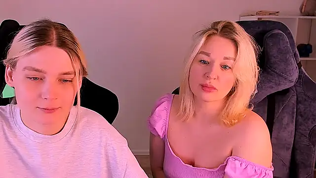 Snapshot of hotblonds chatting on December 20, 2024, 7:22 am hotblonds online show from December 20, 2024, 7:22 am