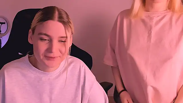 Snapshot of hotblonds chatting on December 31, 2024, 2:36 pm hotblonds online show from December 31, 2024, 2:36 pm