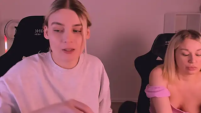 Snapshot of hotblonds chatting on December 31, 2024, 5:40 pm hotblonds online show from December 31, 2024, 5:40 pm