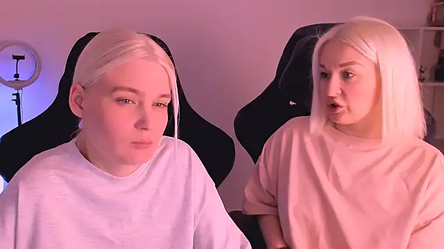 Snapshot of hotblonds chatting on January 20, 2025, 6:21 am hotblonds online show from January 20, 2025, 6:21 am