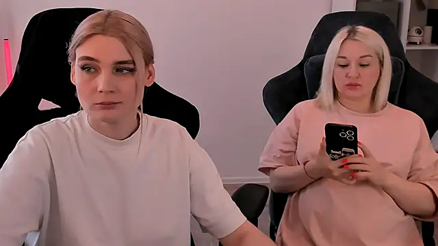 Snapshot of hotblonds chatting on March 7, 2025, 9:29 am hotblonds online show from March 7, 2025, 9:29 am