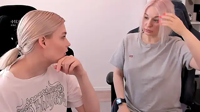 Snapshot of hotblonds chatting on March 17, 2025, 10:17 am hotblonds online show from March 17, 2025, 10:17 am