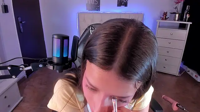 Amaia Daniells online show from February 4, 2025, 4:05 am