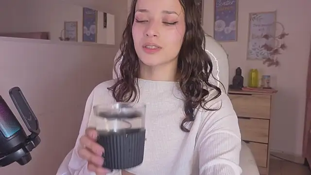 Amaia Daniells online show from November 5, 2025, 3:39 am