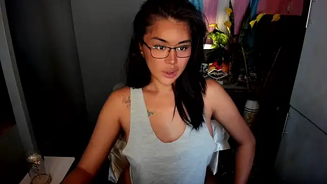 Snapshot of QuiinMollyXxX chatting on March 7, 2026, 4:42 am QuiinMollyXxX online show from March 7, 2026, 4:42 am