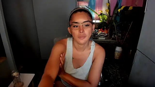 Snapshot of QuiinMollyXxX chatting on March 8, 2026, 2:04 am QuiinMollyXxX online show from March 8, 2026, 2:04 am