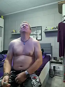 tomtom111111 online show from January 4, 2025, 10:49 am