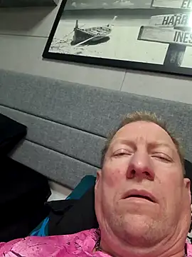 tomtom111111 online show from October 6, 2025, 5:10 pm