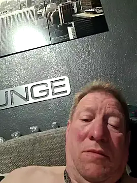 tomtom111111 online show from April 9, 2026, 9:42 pm