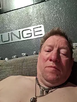 tomtom111111 online show from April 20, 2026, 9:05 pm