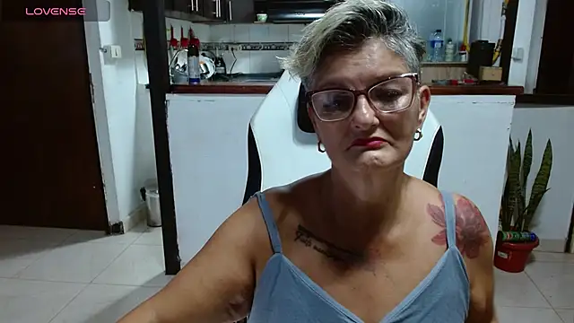 Snapshot of bety-cum2 chatting on June 25, 2026, 10:47 pm bety-cum2 online show from June 25, 2026, 10:47 pm