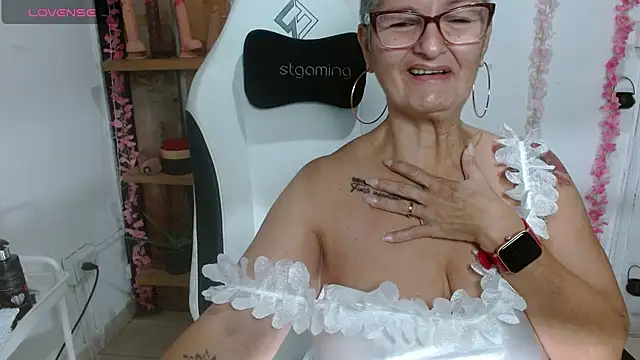 Snapshot of bety-cum2 chatting on July 27, 2026, 12:01 pm bety-cum2 online show from July 27, 2026, 12:01 pm