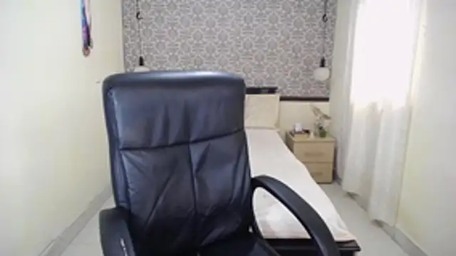 EvaFoxter online show from November 6, 2025, 3:35 pm