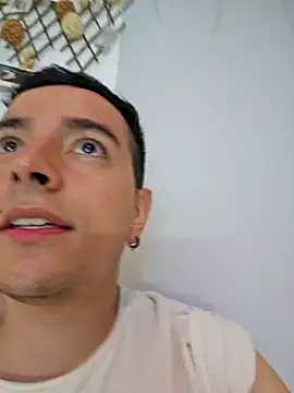 Snapshot of Jhoan_saenz chatting on February 17, 2025, 2:42 am Jhoan saenz online show from February 17, 2025, 2:42 am