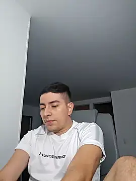 Snapshot of Jhoan_saenz chatting on September 30, 2025, 12:26 am Jhoan saenz online show from September 30, 2025, 12:26 am