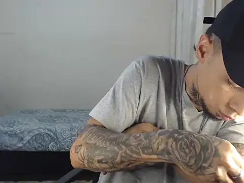 Snapshot of emiliano_hottt chatting on January 26, 2025, 10:46 pm emiliano hottt online show from January 26, 2025, 10:46 pm