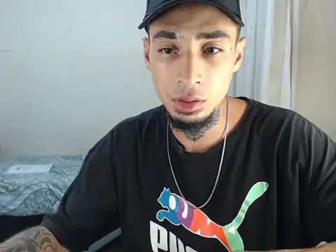 Snapshot of emiliano_hottt chatting on January 28, 2025, 11:39 pm emiliano hottt online show from January 28, 2025, 11:39 pm