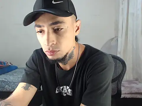 Snapshot of emiliano_hottt chatting on March 8, 2025, 5:38 am emiliano hottt online show from March 8, 2025, 5:38 am