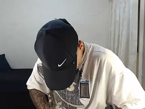 Snapshot of emiliano_hottt chatting on October 27, 2025, 8:24 pm emiliano hottt online show from October 27, 2025, 8:24 pm