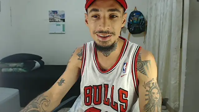 Snapshot of emiliano_hottt chatting on April 23, 2026, 1:29 am emiliano hottt online show from April 23, 2026, 1:29 am