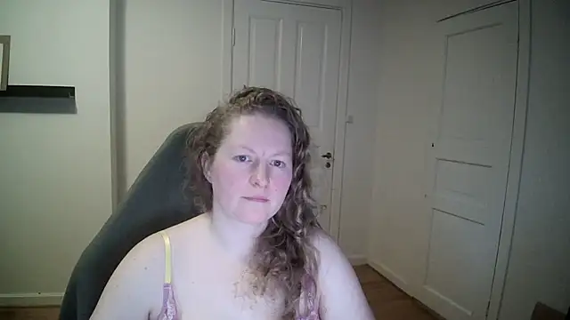 Girlnina-1995 online show from February 3, 2025, 9:19 am