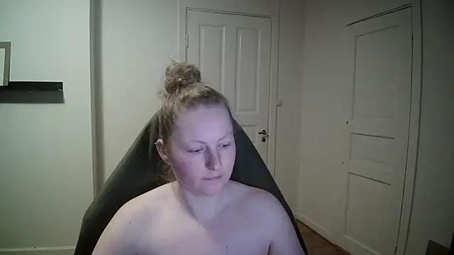 Girlnina-1995 online show from February 26, 2025, 10:20 pm