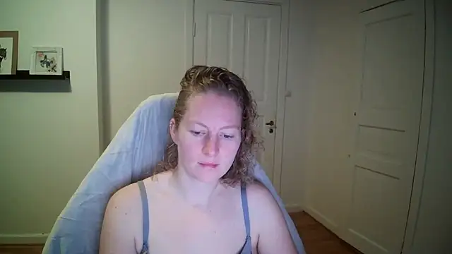 Girlnina-1995 online show from October 31, 2025, 7:42 am