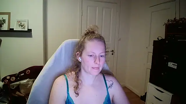 Girlnina-1995 online show from February 2, 2026, 9:35 pm