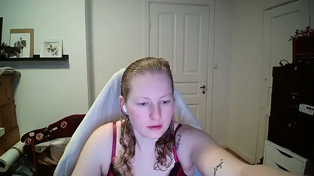 Girlnina-1995 online show from February 18, 2026, 8:32 am