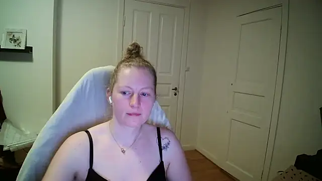 Girlnina-1995 online show from March 5, 2026, 9:33 pm