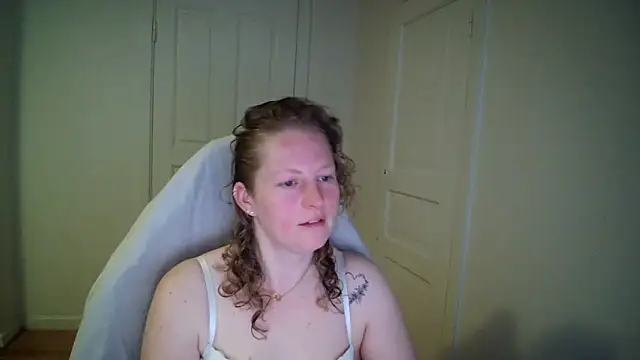 Snapshot of Girlnina-1995 chatting on April 20, 2026, 5:54 am Girlnina-1995 online show from April 20, 2026, 5:54 am