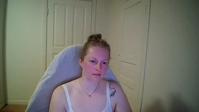 Snapshot of Girlnina-1995 chatting on April 21, 2026, 6:12 pm Girlnina-1995 online show from April 21, 2026, 6:12 pm