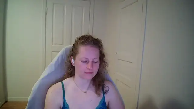 Snapshot of Girlnina-1995 chatting on April 22, 2026, 6:38 am Girlnina-1995 online show from April 22, 2026, 6:38 am
