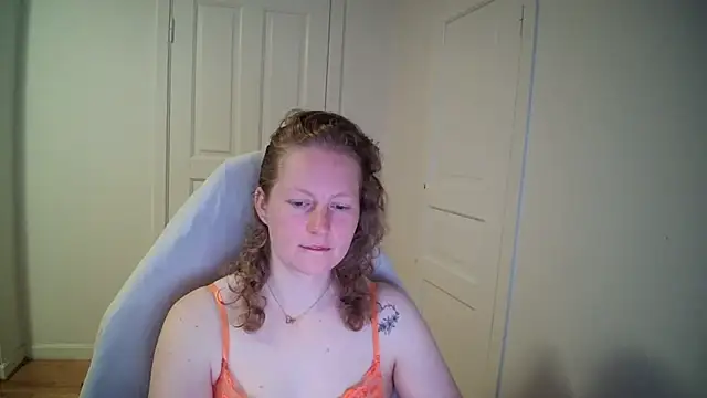 Snapshot of Girlnina-1995 chatting on April 27, 2026, 6:22 am Girlnina-1995 online show from April 27, 2026, 6:22 am