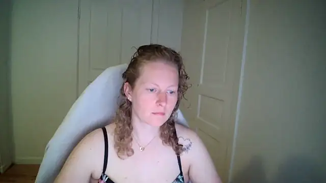 Snapshot of Girlnina-1995 chatting on May 4, 2026, 6:09 am Girlnina-1995 online show from May 4, 2026, 6:09 am