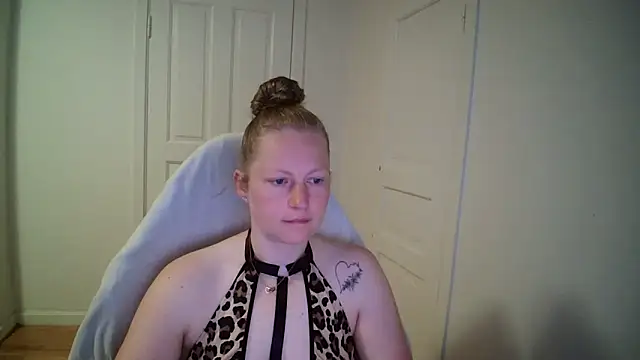 Snapshot of Girlnina-1995 chatting on May 19, 2026, 5:03 am Girlnina-1995 online show from May 19, 2026, 5:03 am