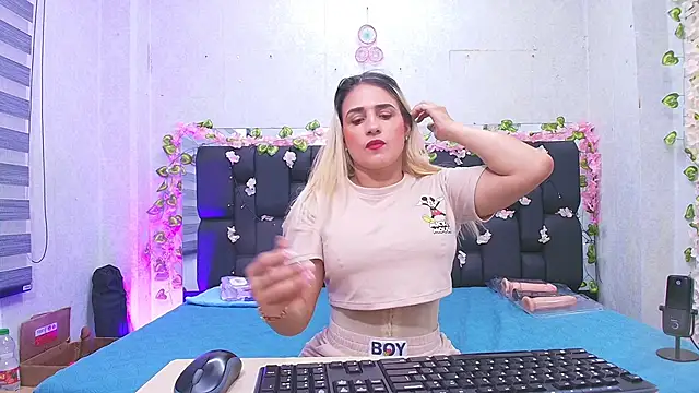  carolina fox online show from September 18, 2025, 3:08 am